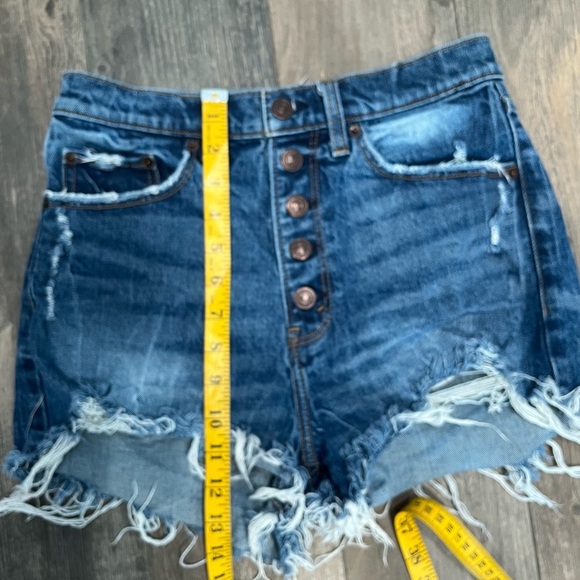 Abercrombie Mom Short High Rise Denim Blue Jeans Cut Off Size 26/2 Distressed - Picture 2 of 6